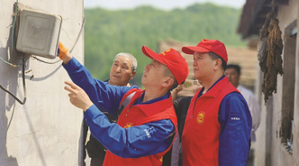 志愿服务行 “电”靓兴旺村