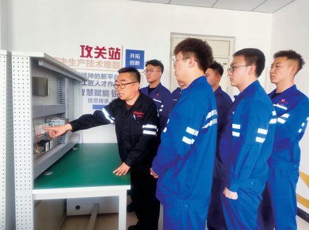 技能大师“传帮带”答疑解惑助成长