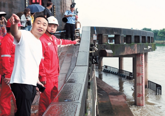防汛坚守者 探巡黄龙溪