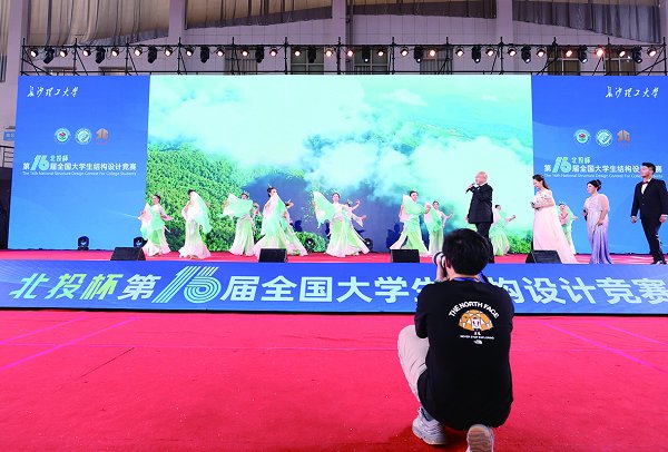各类活动都能看到拿相机的学生记者。(崔夏昕摄)