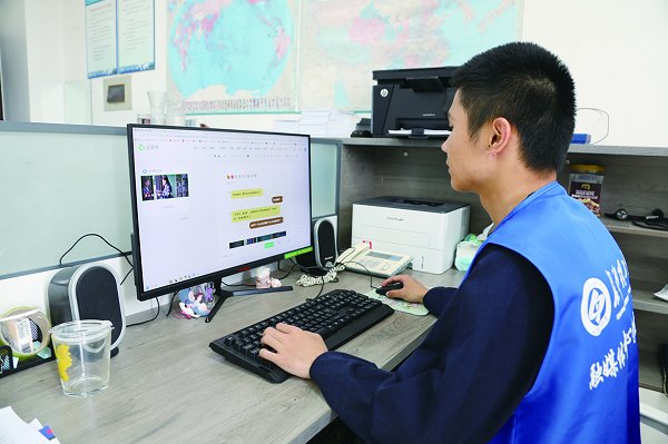 编辑使原始素材得到进一步整合与修改。(李博摄)