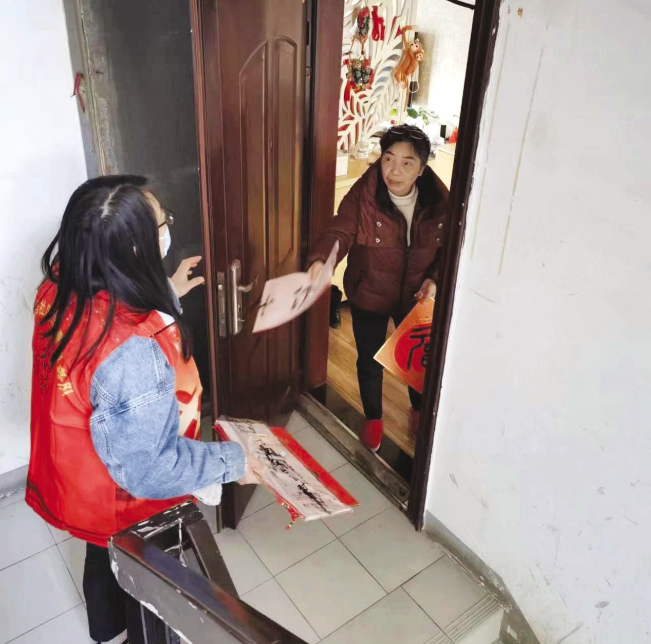 段海晶走访社区为居民送物资