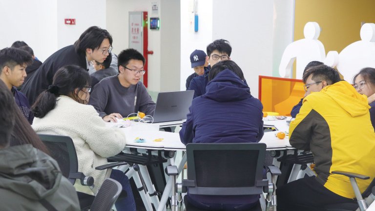 ▲ 11 月 25 日至 26 日,2023 年海峡两岸大学生机器人竞赛与工程教育交流会暨福建省大学生机器人大赛在厦门大学举行,打造了海峡两岸互访互学、共促发展的工程教育交流新平台。