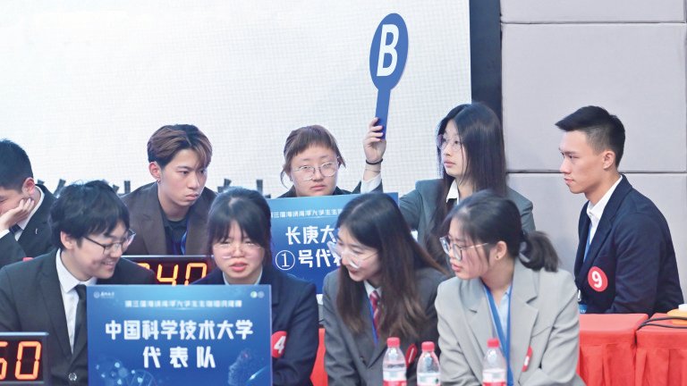▲ 11 月 11 日,第三届海峡两岸大学生生物知识竞赛在厦门大学举行。厦大充分发挥“海峡、海丝、海洋”优势及学科特色,不断扩大面向台湾高校的“朋友圈”,以赛促学,以情促融。