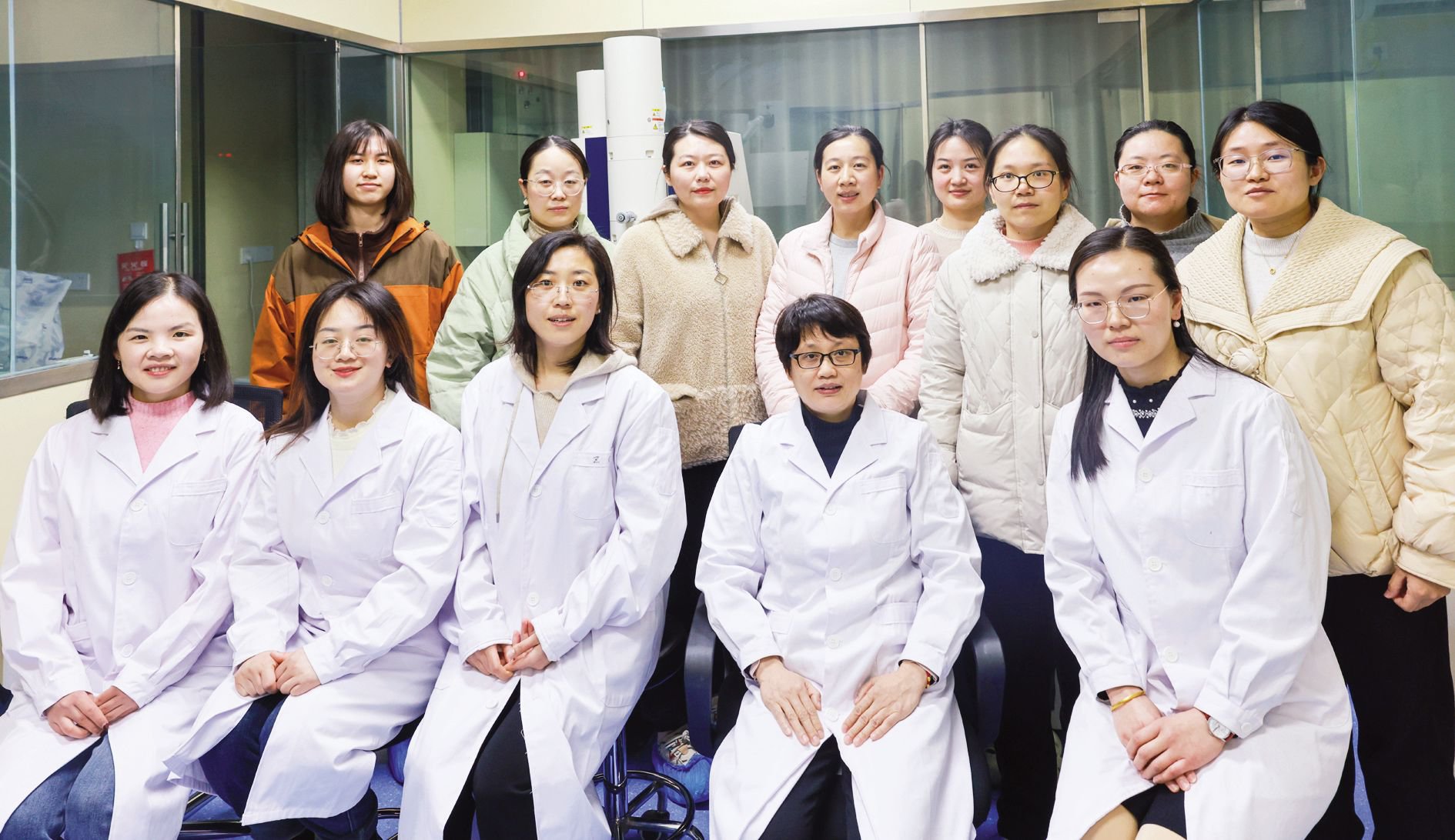 生物医药研究院女教师合影
受访者供图