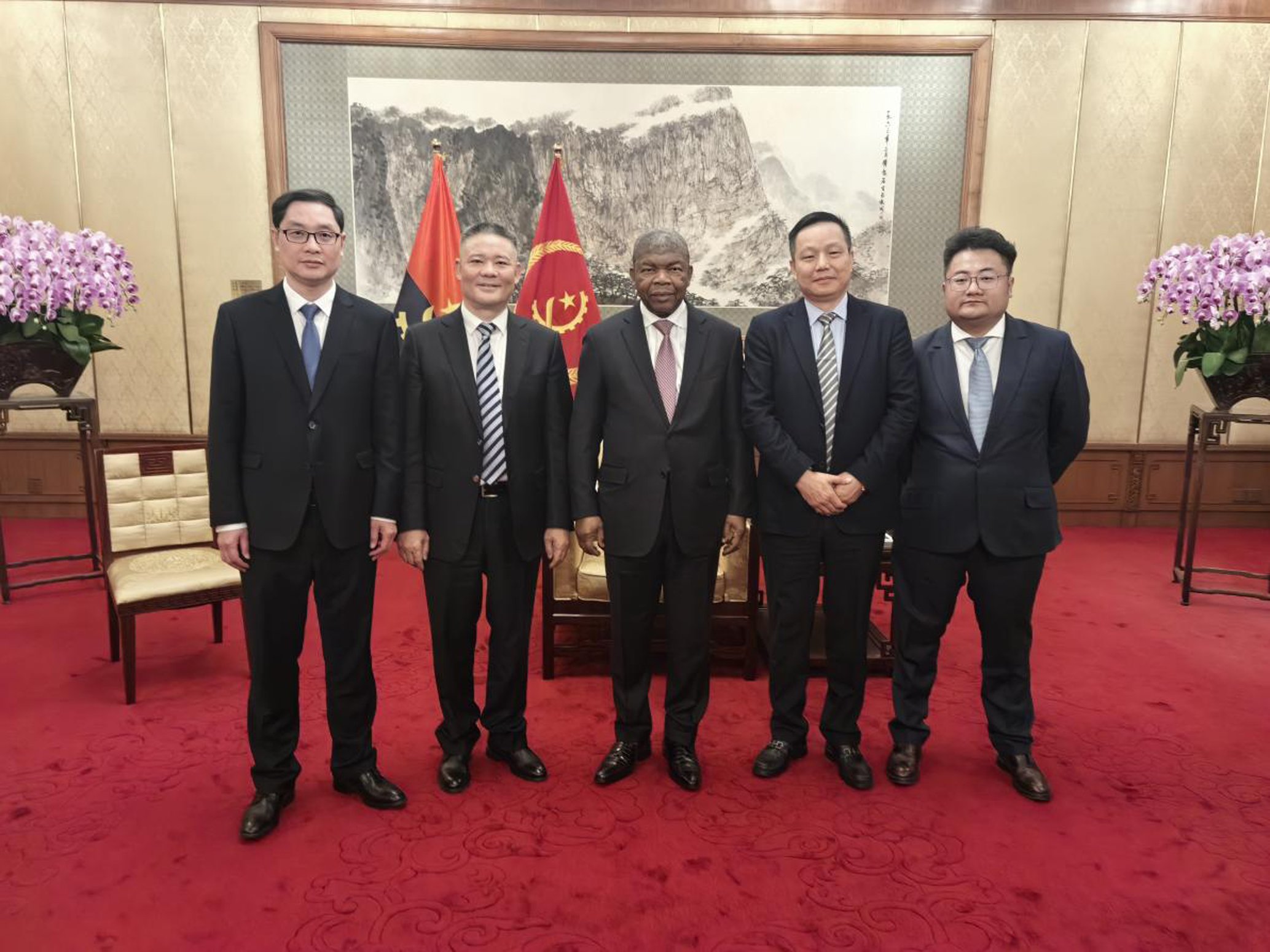 安哥拉总统洛伦索在北京会见院长肖先波一行