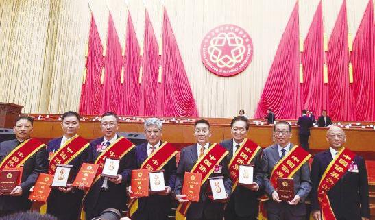 张卫红院士(左三)荣获“中国侨界杰出人物”称号