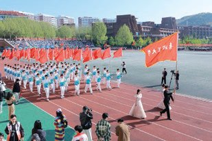 黨委書記王亞軍宣布運動會開幕國旗護衛隊通過主席臺運動員方隊通過主席臺