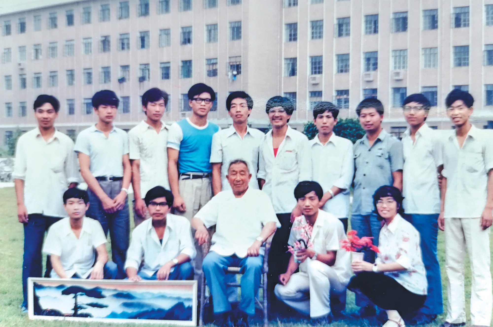 1985年,沈学年教授 (前排中) 80大寿时与研究生合影