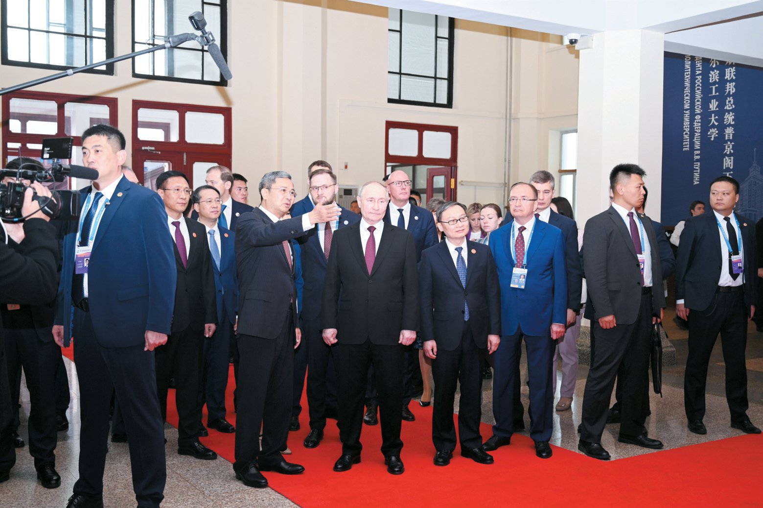 俄罗斯总统普京访问哈工大与师生对话交流