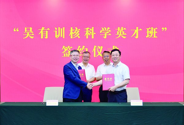 近日,中国核工业集团有限公司(简称中核集团)党组成员、副总经理张凯一行来山东大学调研交流,并参与山大—原子能院“吴有训核科学英才班”签约。校党委书记任友群出席活动。 图为双方举行“吴有训核科学英才班”签约仪式。英才班由山东大学能源与动力工程学院、中核集团中国原子能科学研究院共同建设,旨在培养核科学与技术相关领域的高水平人才,是双方探索校企人才培养模式的重要抓手。(摄/张云鹏)