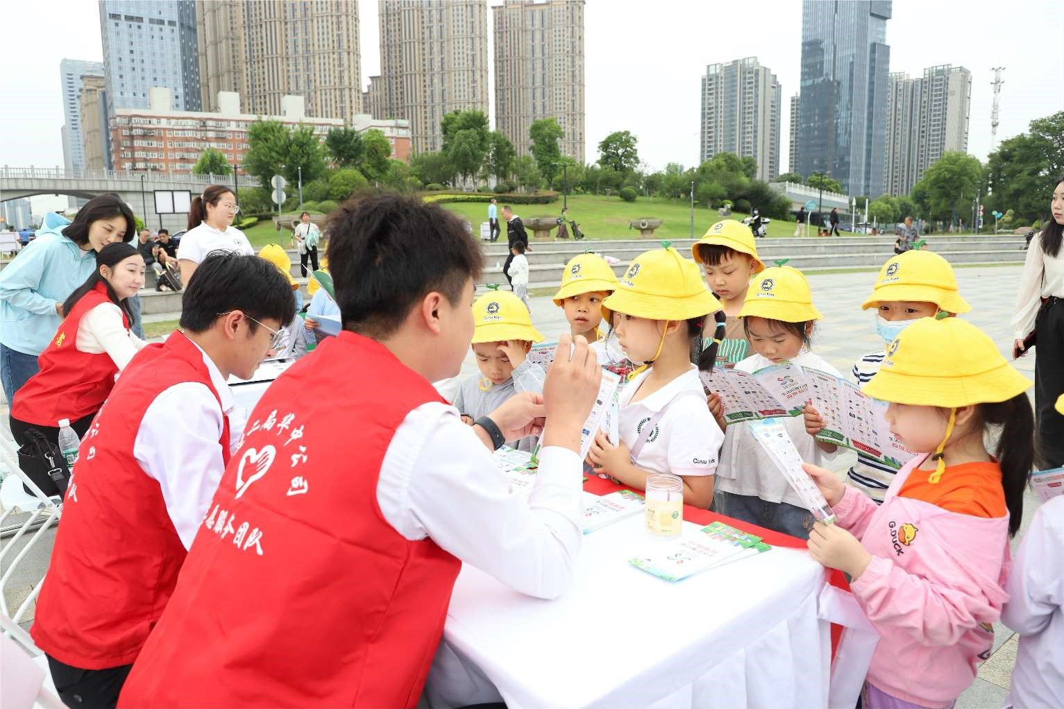 6月5日,华中公司志愿者参与了“共建美丽武昌 江城河小青在行动”启动仪式暨2024年“世界环境日”主题实践活动,被授予“江城河小青”志愿服务队旗帜。活动现场,青年志愿者开展环保宣传,并开展捡拾垃圾健步走活动。
权梦格/摄