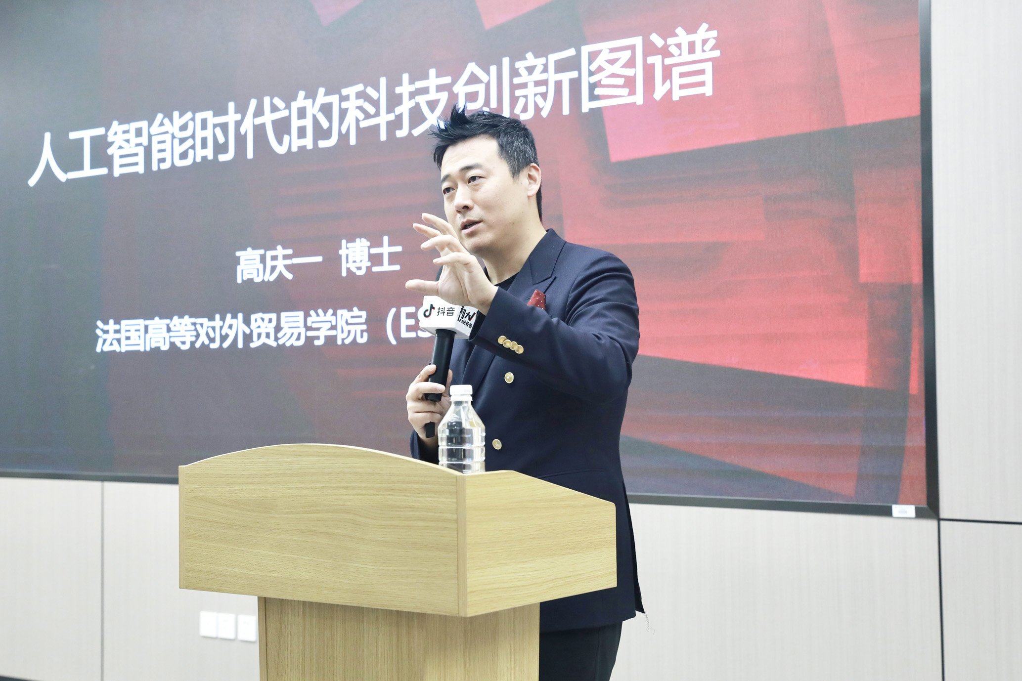 5 月 7 日,抖音知识大 V 进校园活动之湖州职业技术学院站顺利进行,人工智能学者、中国计算机学会科学普及工委执行委员、奇葩说辩手高庆一博士现场作 《图灵的密语——人工智能时代的科技创新图谱》 知识分享,活动在“抖音大讲堂”官方抖音号和学校官方抖音号同步直播,共有近100万人次线上观看并参与节目互动。