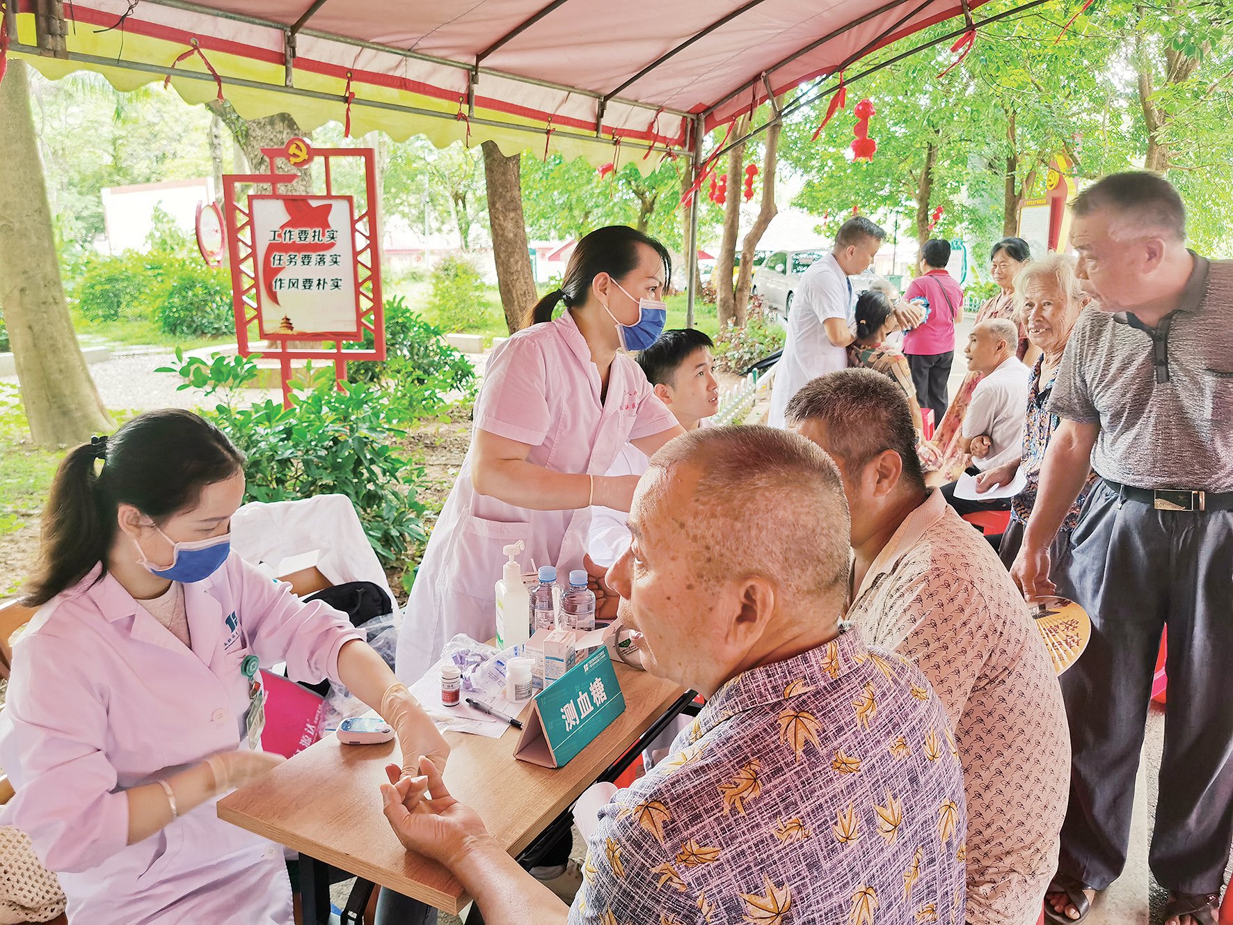7 月 11 日,广西农垦集团工会携手广西江滨医院 (自治区第三人民医院) 工会走进旺茂农场公司,联合启动“农垦健康行动计划”专家义诊活动。据统计,义诊活动共接待职工及居民群众超过 300 人次,受到了广泛好评。
(张运森 摄)