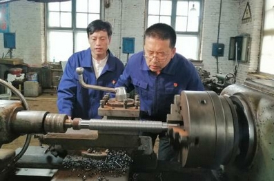 工作在车床上的“钢铁侠”