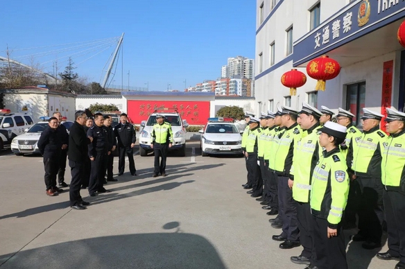 集团领导大年初一慰问码头一线职工