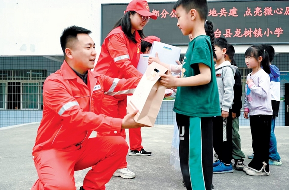 把能源报国种子撒进校园