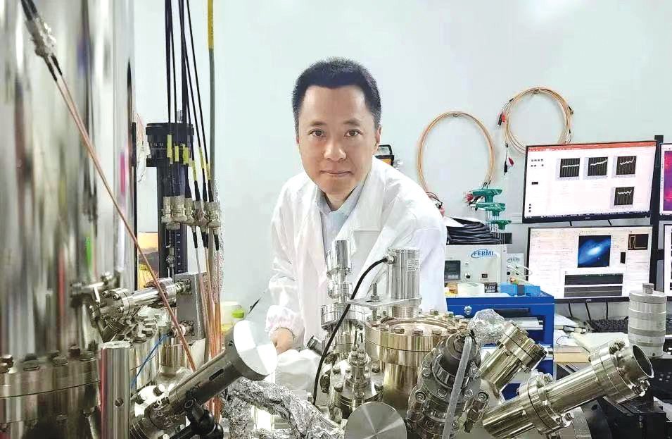 ▲江穎團隊自行研制的qPlus型光耦合掃描探針顯微鏡國產化樣機(左)和正式上市設備(右)
?江穎在自行研發的掃描探針顯微鏡旁