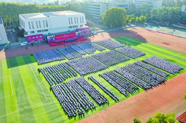 5000余名本科新生巡司河畔放飛青春夢想