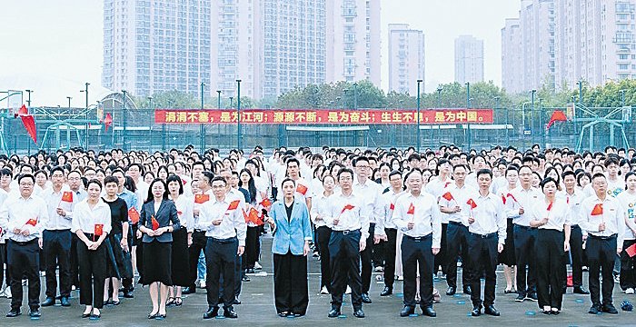 我校舉行慶祝中華人民共和國成立75周年升國旗儀式