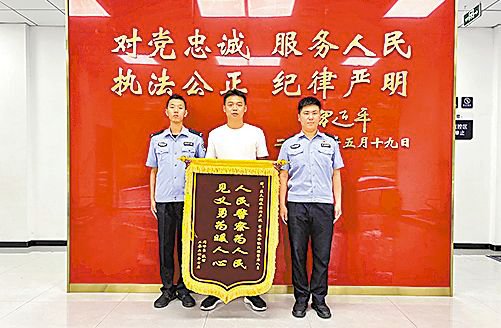 我院学生荣获第二届黄河流域公安院校现场勘查比赛团体二等奖
危急时刻,我院实习学警董源挺身而出,勇救落水者!