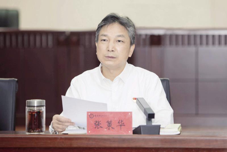 学校党委理论学习中心组专题学习全国教育大会精神及习近平同志《论教育》