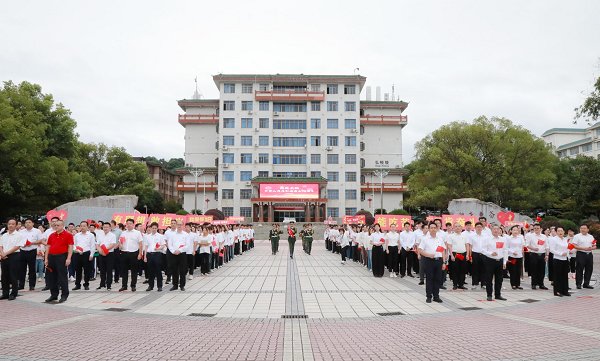 學(xué)校舉行慶祝中華人民共和國(guó)成立75周年主題升旗儀式