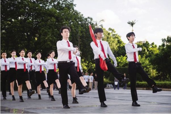 慶祝新中國(guó)成立75周年師生升國(guó)旗歡樂(lè)游園
