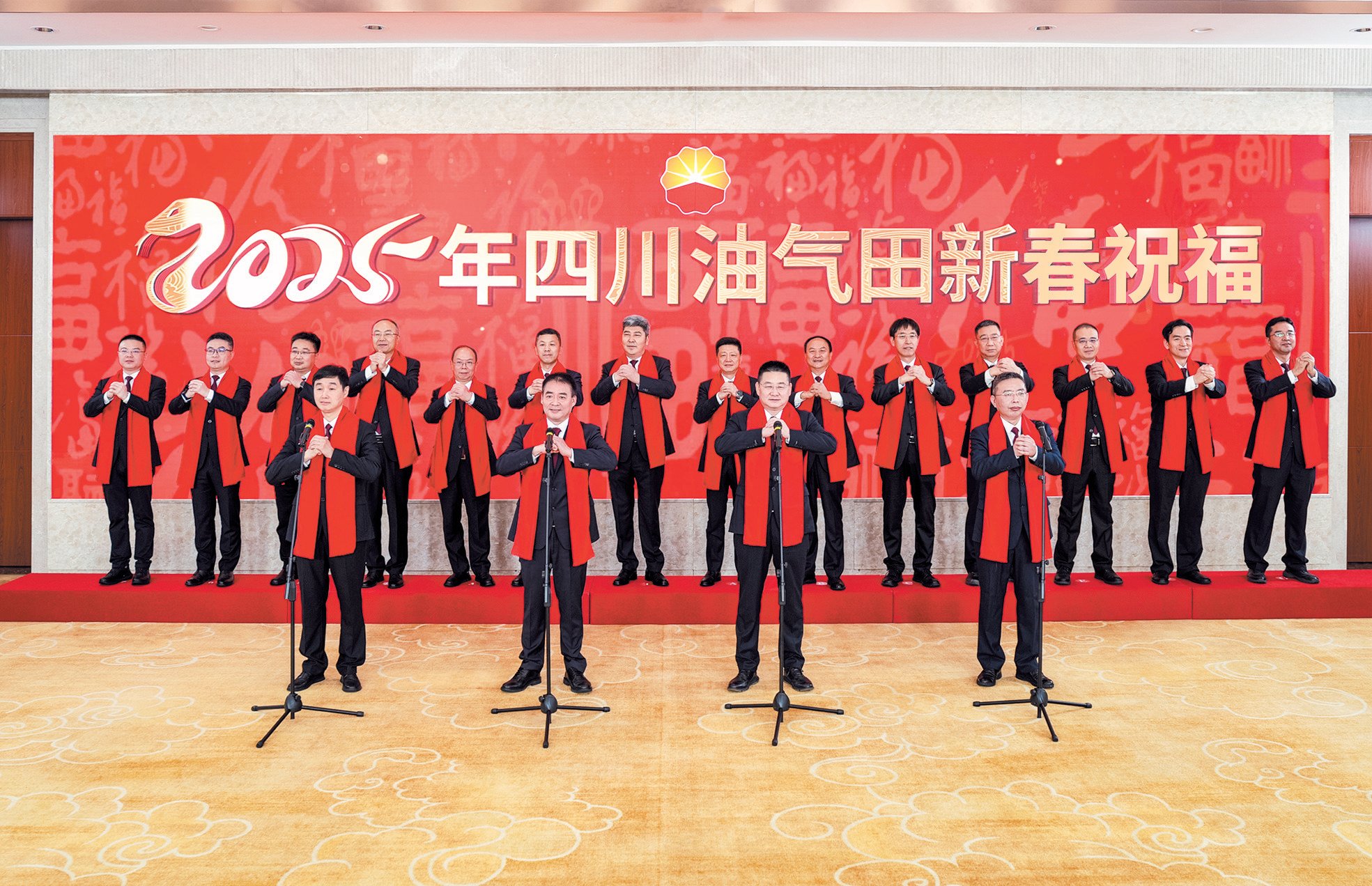 龍蛇筆繪盛世景春回大地萬象新