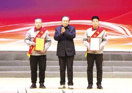 集團(tuán)舉辦2024年度總結(jié)表彰大會(huì)