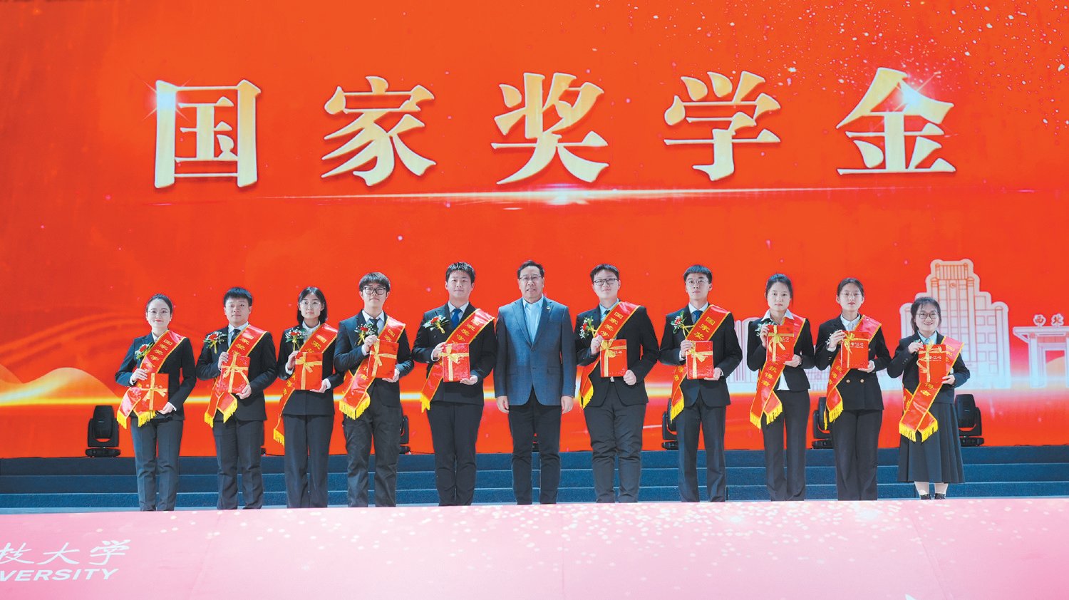 第五屆榮譽(yù)校園學(xué)生表彰頒獎(jiǎng)典禮舉行