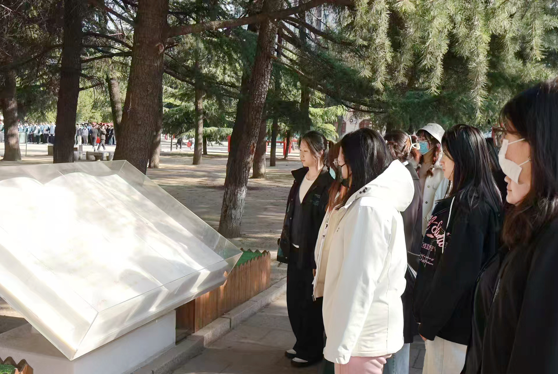 師生清明祭英烈砥礪擔當新使命