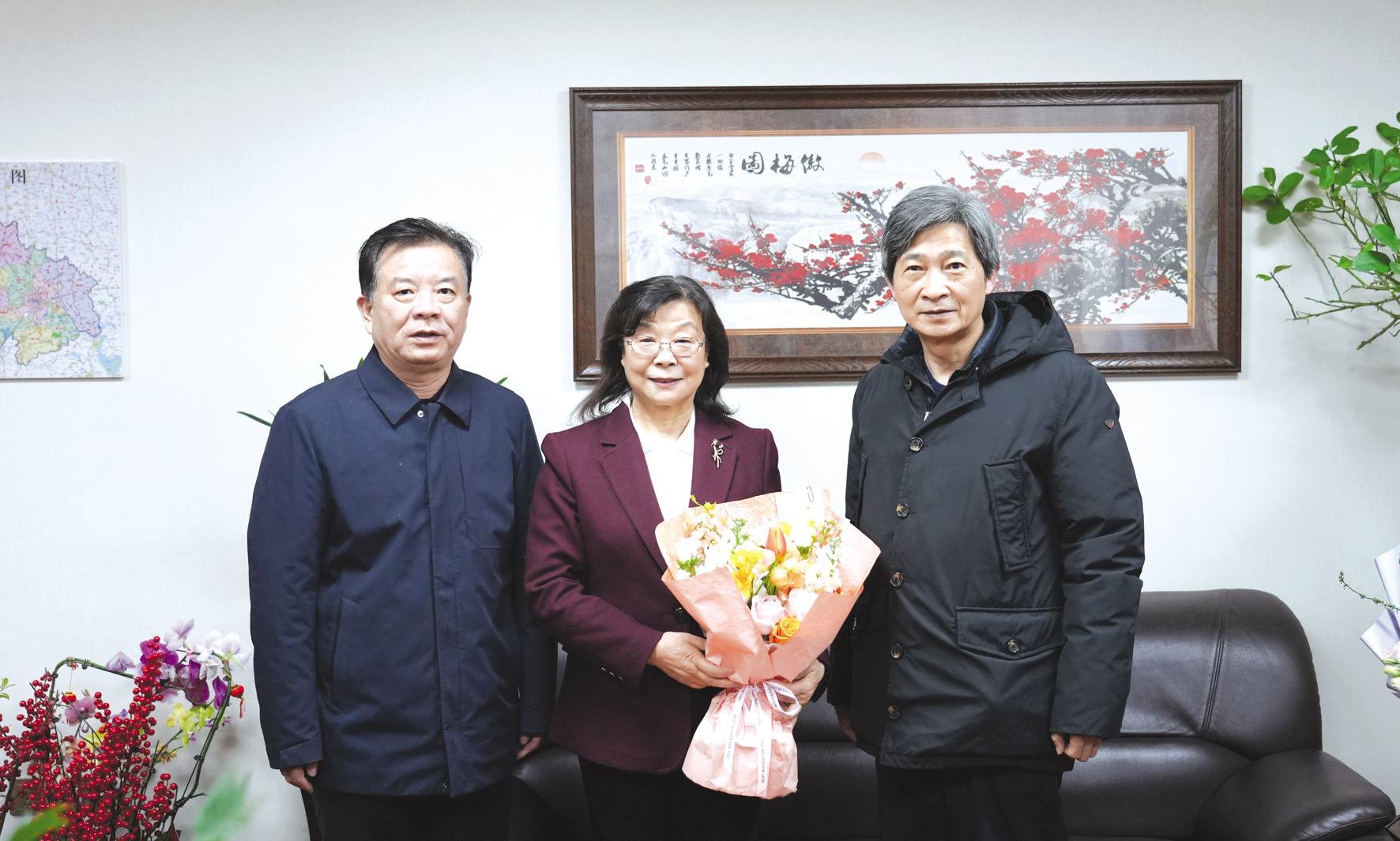 校領(lǐng)導(dǎo)看望慰問女教師代表