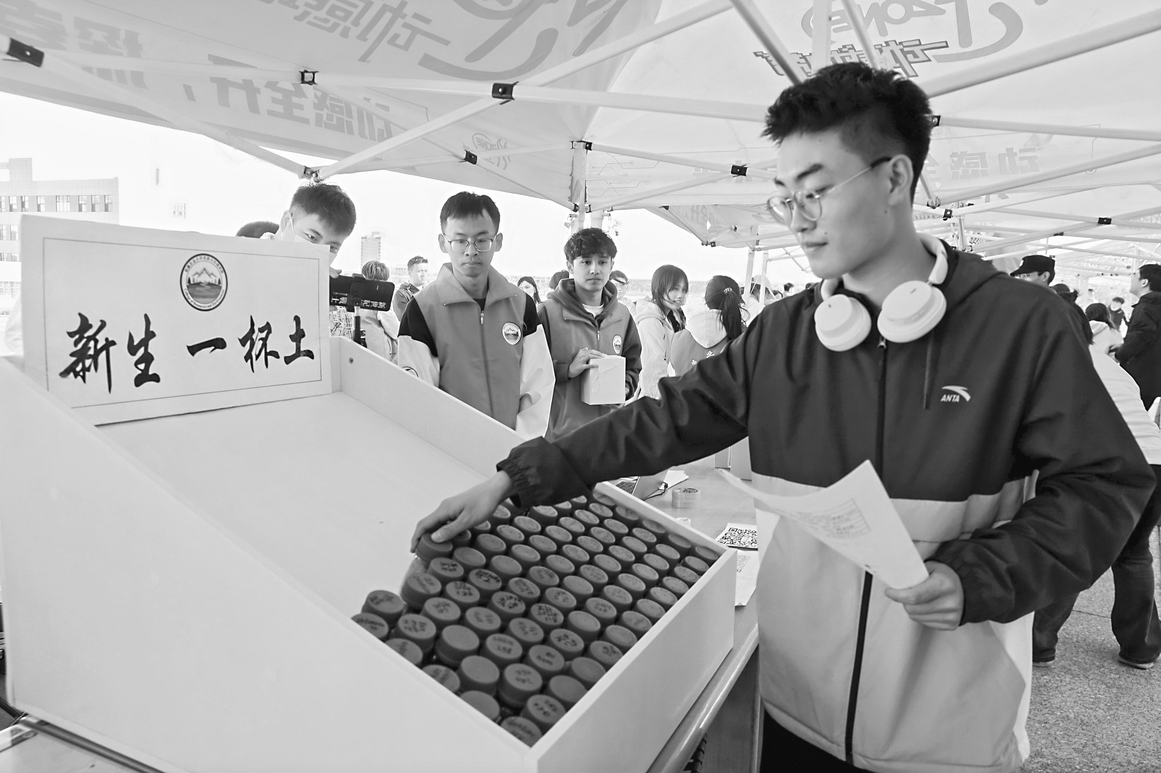 這個(gè)學(xué)院為何讓新生帶一杯土入學(xué)？