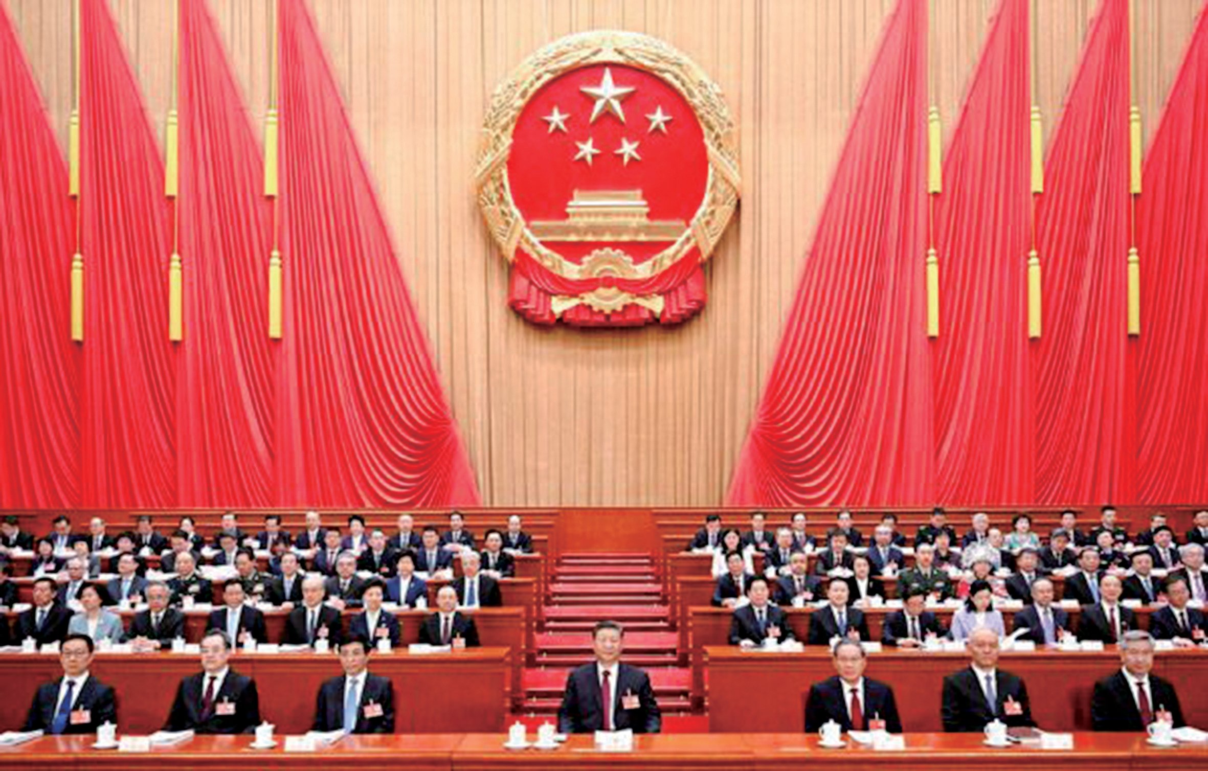 凝心聚力勇毅前行學(xué)校師生熱議兩會(huì)