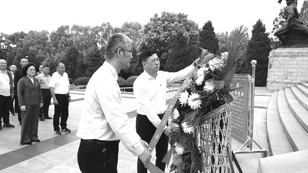 緬懷革命先烈錘煉黨性修養(yǎng)———學校組織中層干部開展黨性教育活動