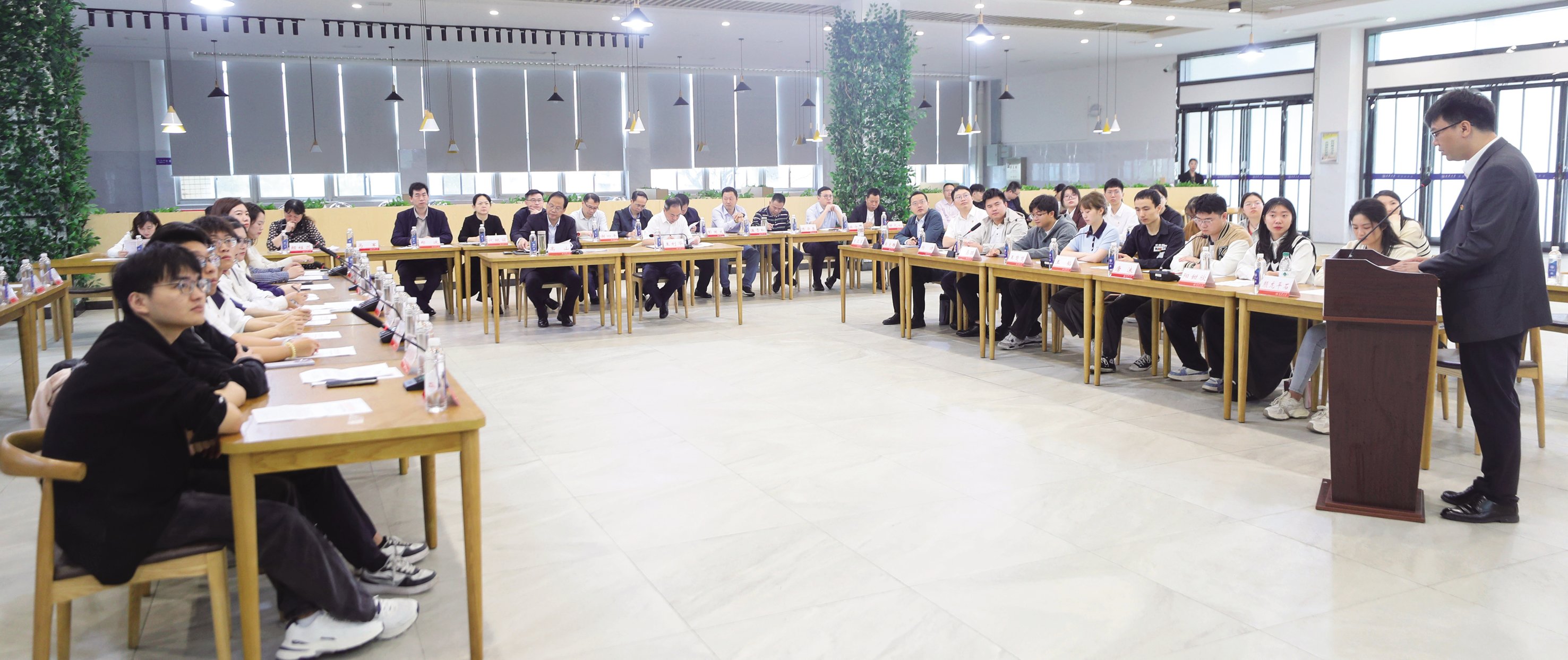 “向下扎根向阳生长”——南华大学召开五四青年座谈会