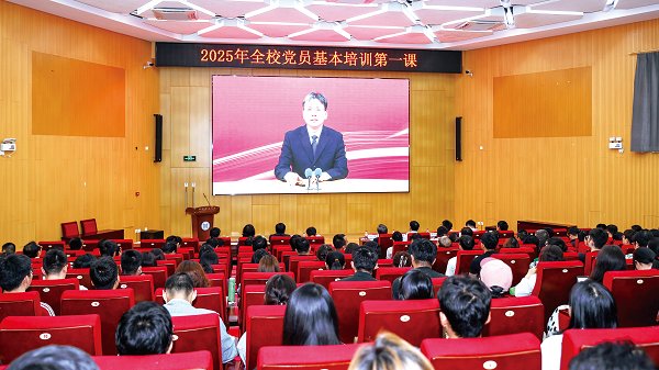 學(xué)校開展全校黨員集中培訓(xùn)第一課