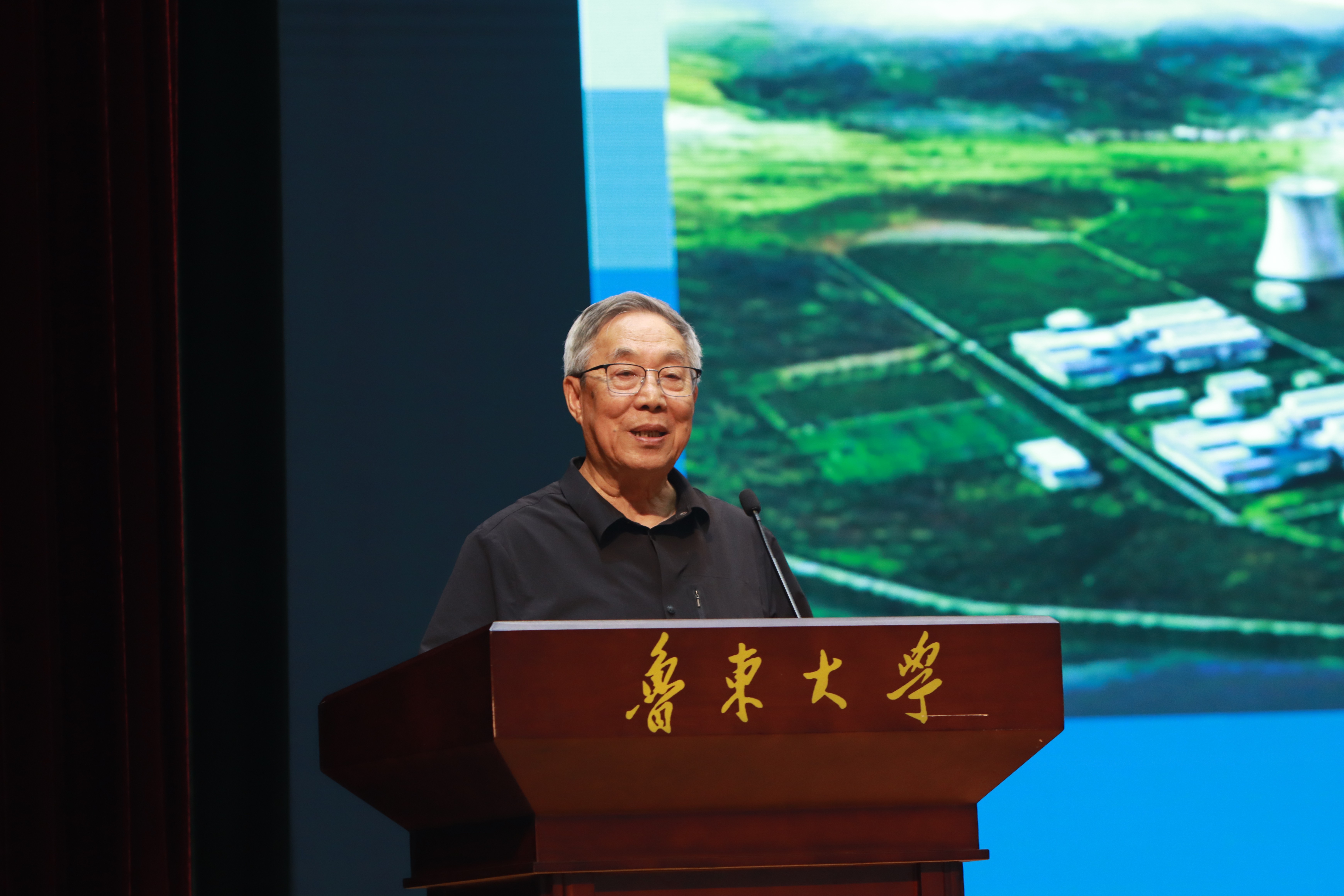 中國工程院院士于俊崇應(yīng)邀來我校開展核能科普講座