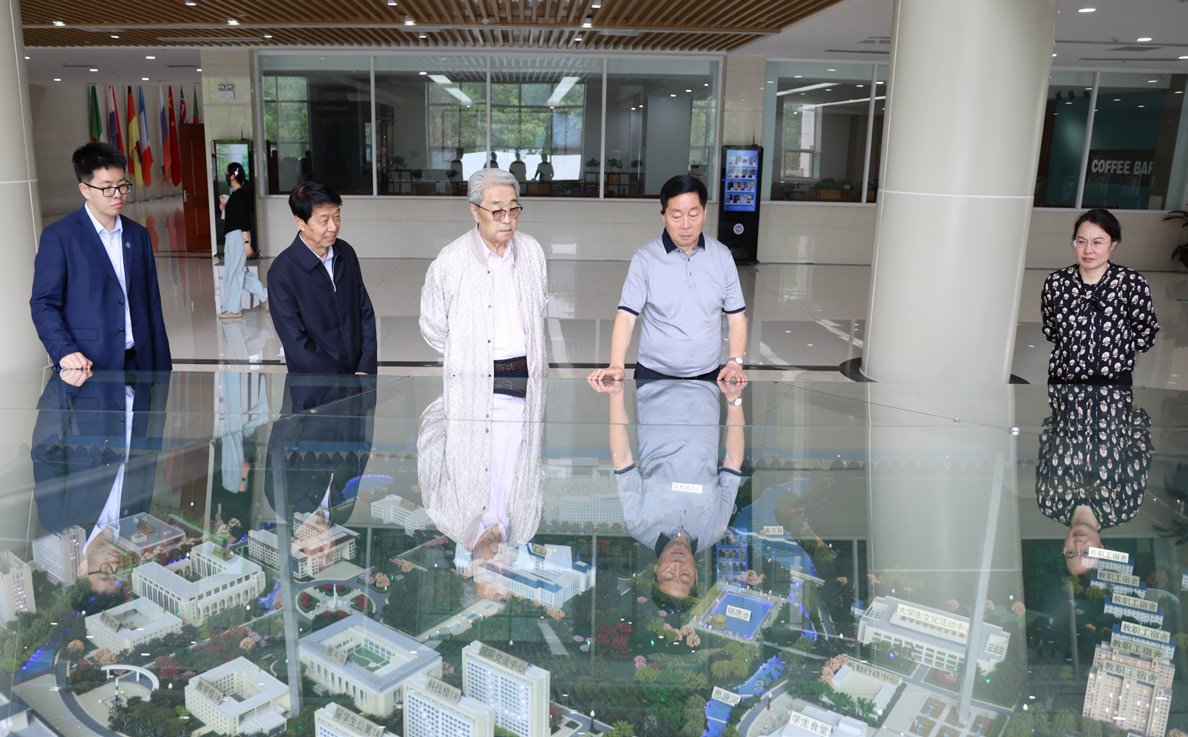 山东省人民政府原副省长孙守璞一行莅临学校调研指导工作