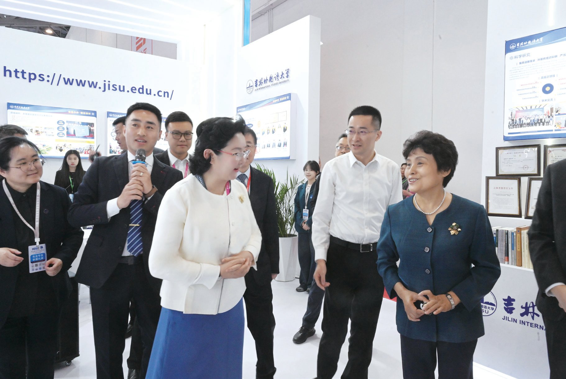 我校亮相第63届高等教育博览会备受关注