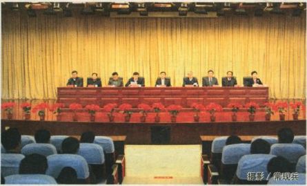 校党委与新一届中层干部集体谈话