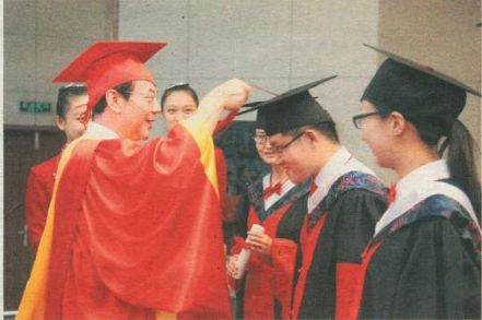 畢業(yè)典禮暨學(xué)位授予儀式舉行