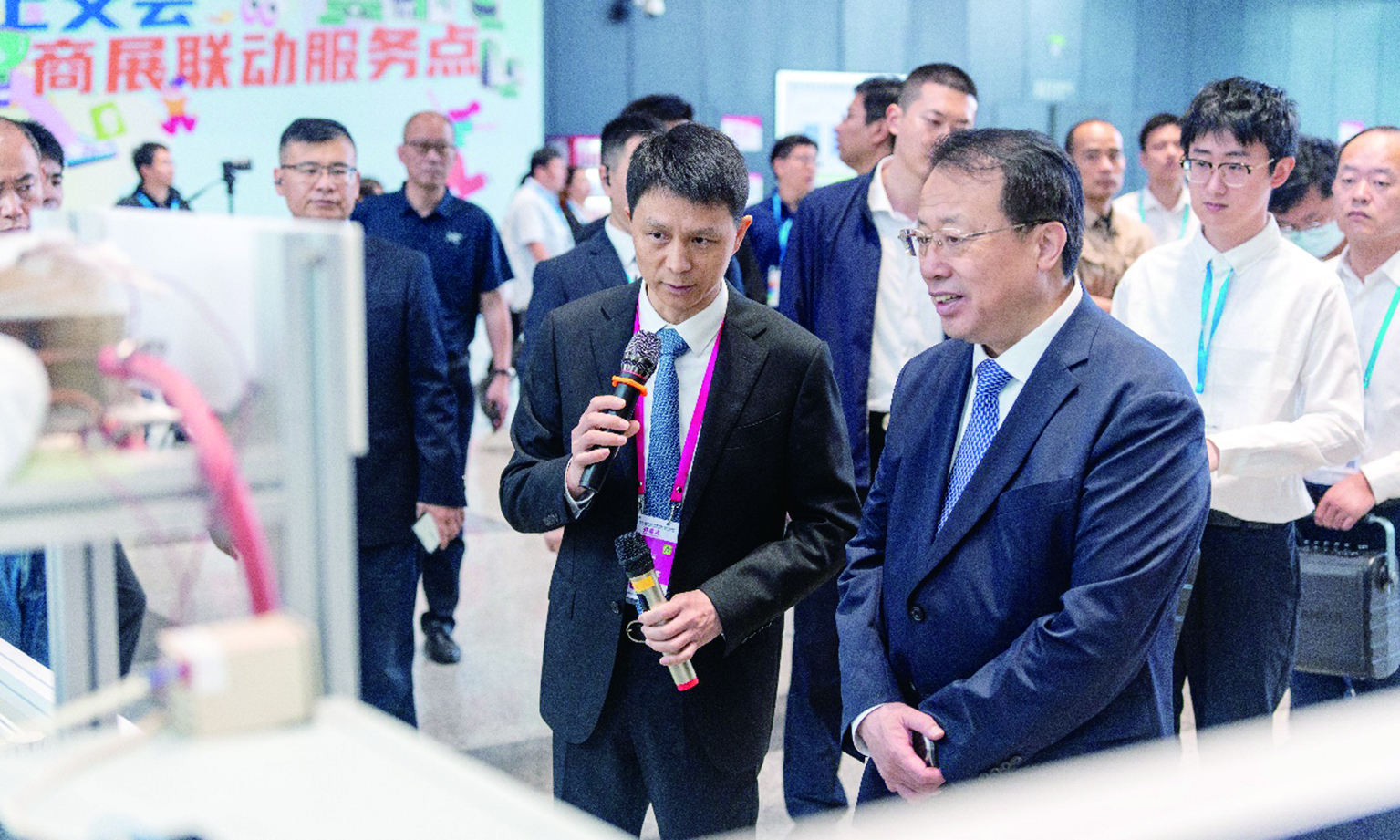 學(xué)校9項科研成果亮相“上交會”市長龔正蒞臨參觀我校展區(qū)