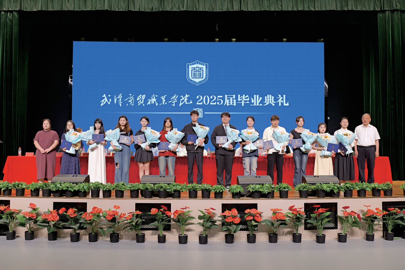 赴時(shí)代之約向夢想啟航我校2025屆畢業(yè)典禮隆重舉行
