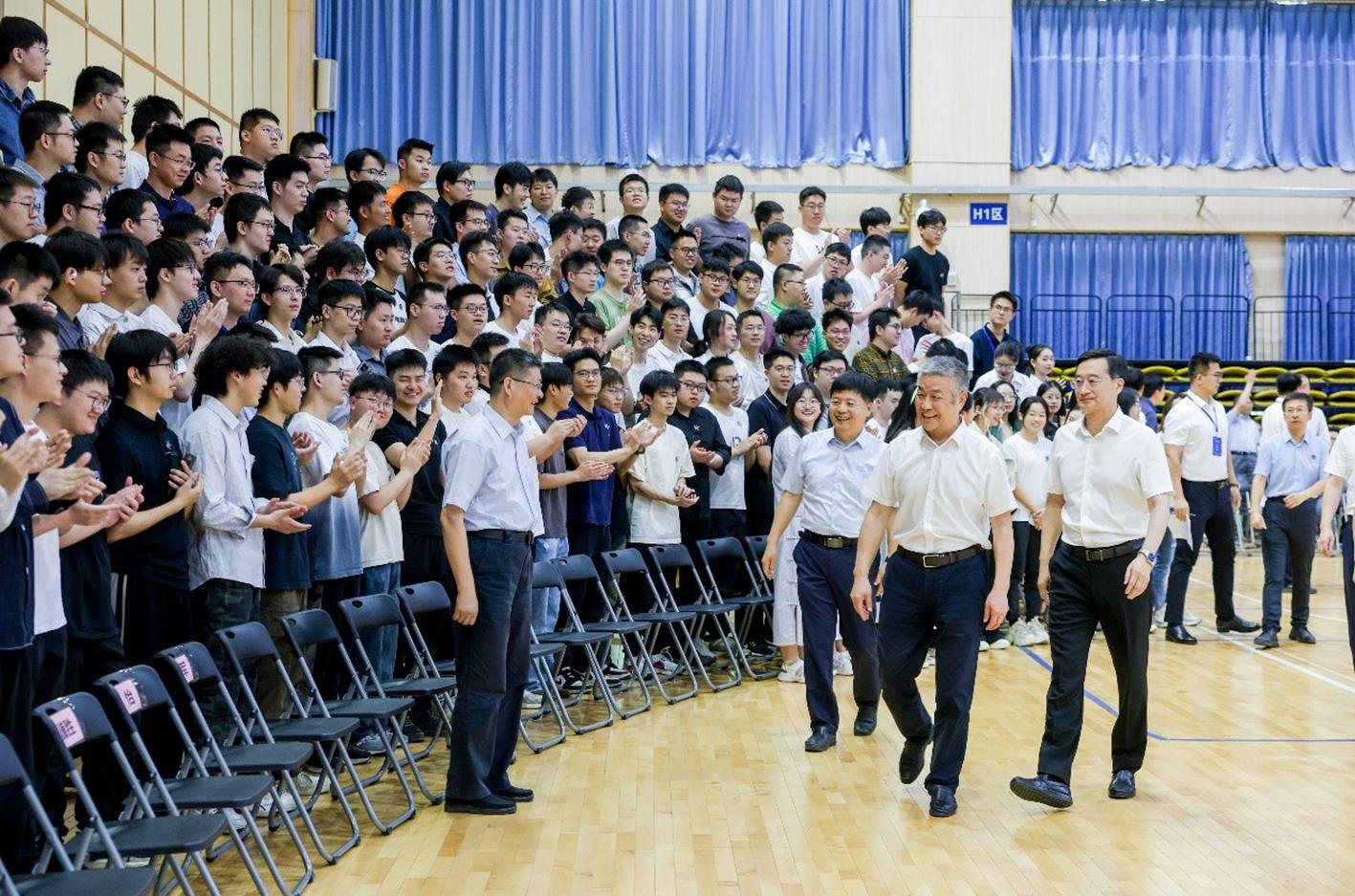 校領(lǐng)導(dǎo)與2025屆本研畢業(yè)生合影留念