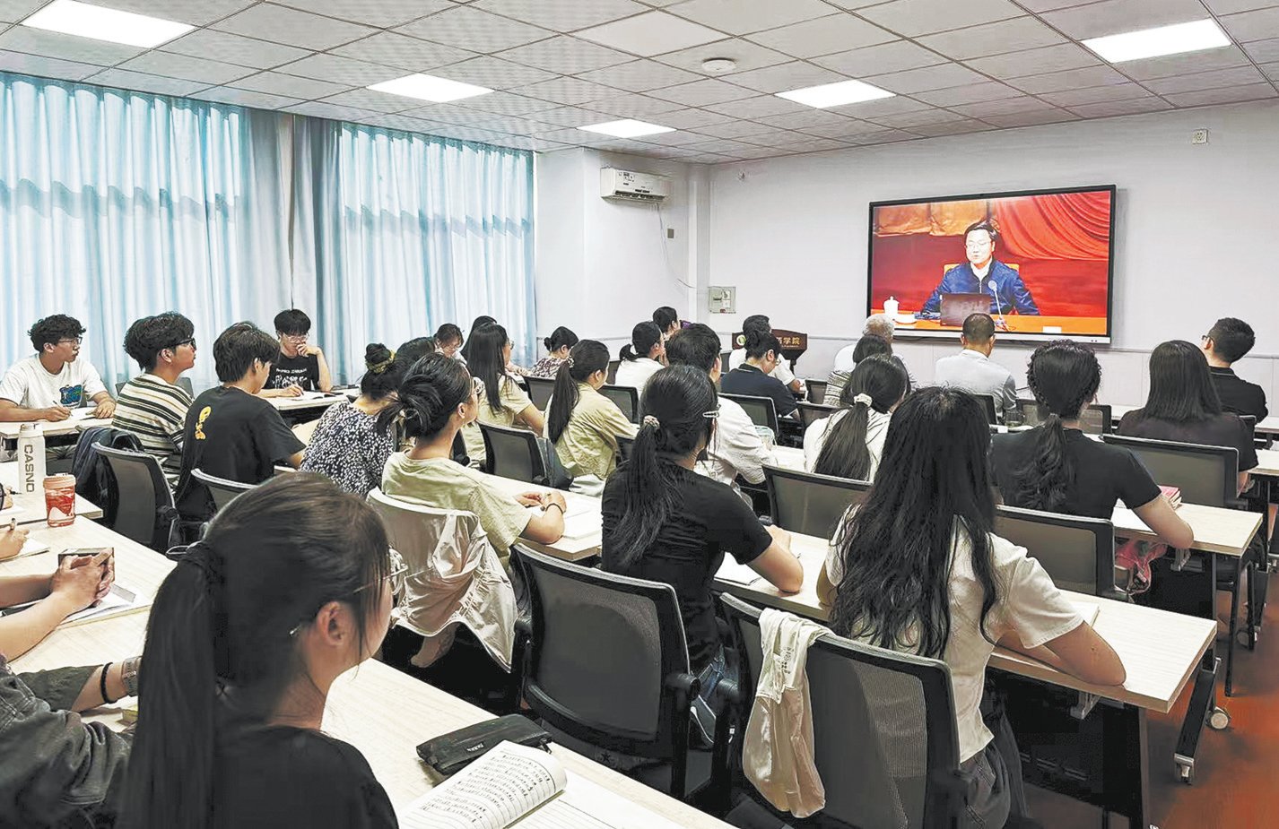 学校举行党员基本培训第一次集中大课