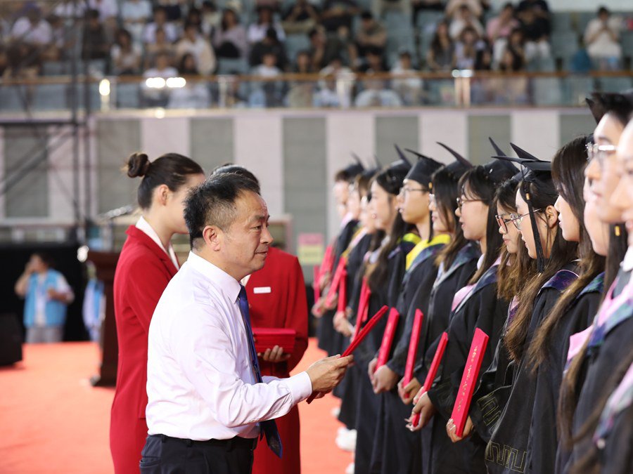 我校隆重举办2025年毕业典礼暨学位授予仪式