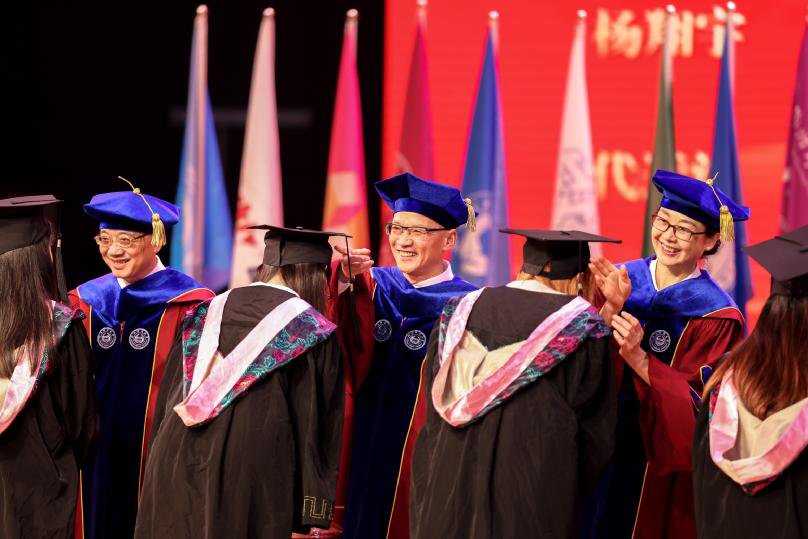 学校举行毕业典礼暨学位授予仪式
