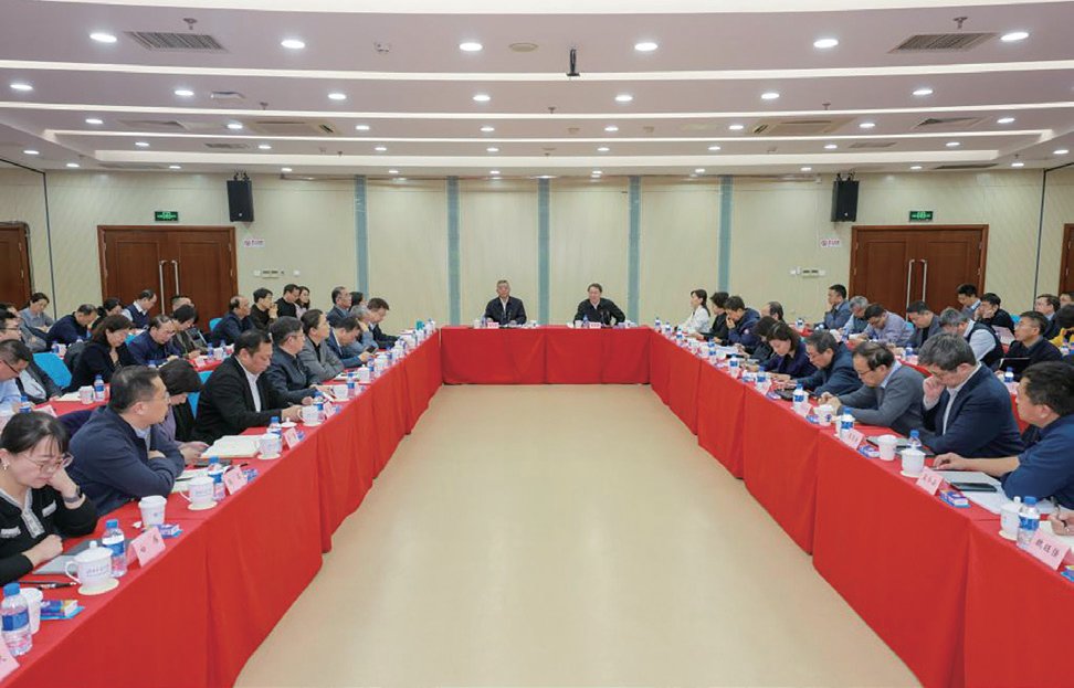 学校召开2025年春季学期领导班子工作研讨会